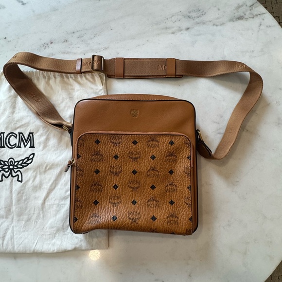 MCM Messenger cross body - Picture 1 of 6